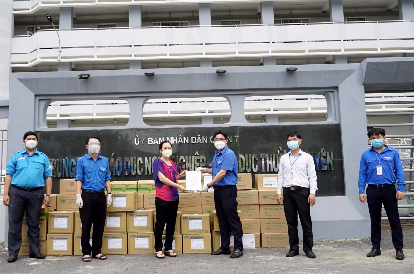 Anh Ngô Minh Hải, Phó Bí thư Thường trực Thành Đoàn, Chủ tịch Hội LHTN Việt Nam TPHCM trao tặng nhu yếu phẩm tại Trung tâm Giáo dục nghề nghiệp - Giáo dục thường xuyên quận 7.