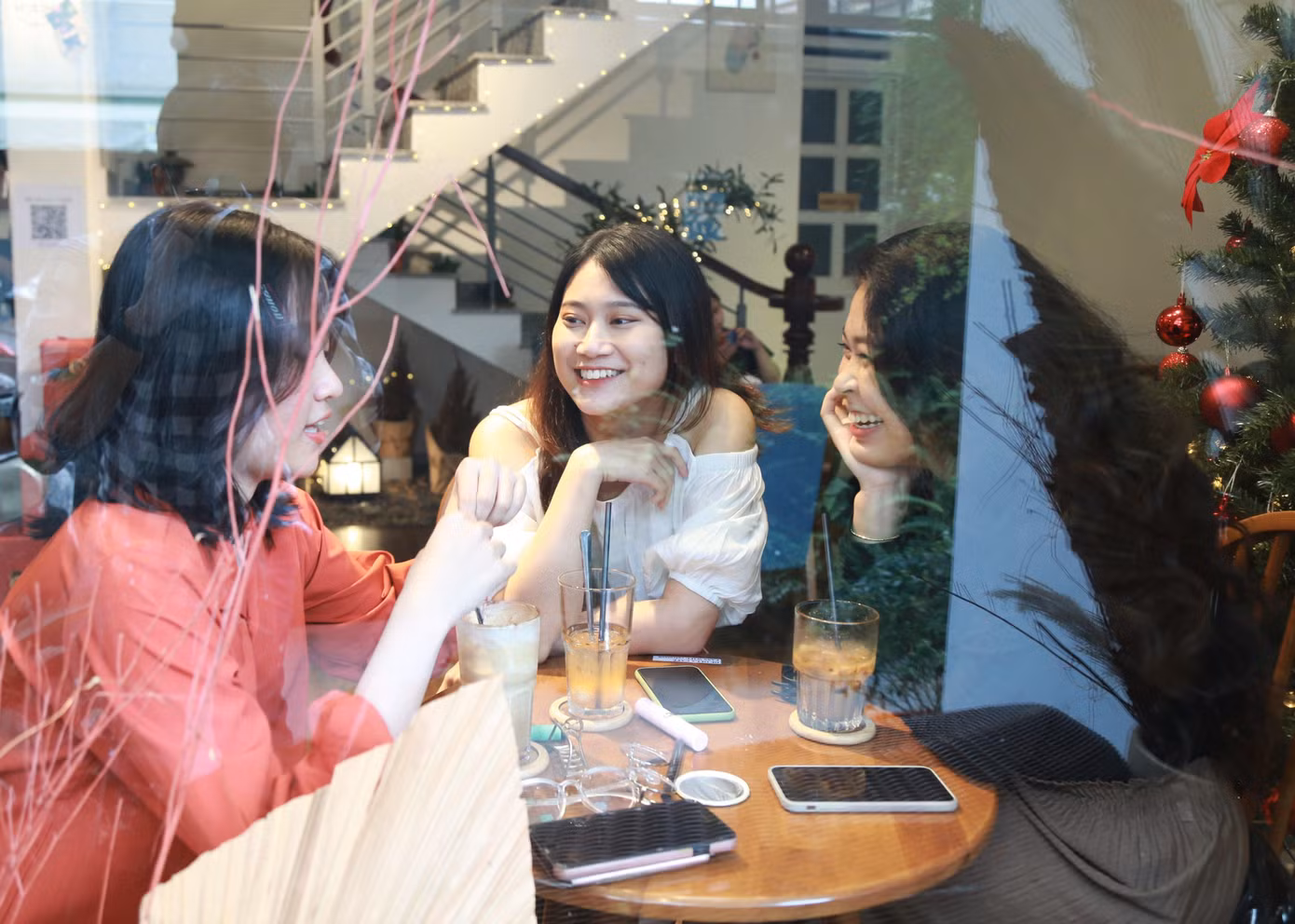 Tranh thủ ngày cuối tuần, Hạ Vy (hiện đang làm việc tại quận 1) cùng hai cô bạn thân Khánh Thy (giữa) và Thảo Nguyễn (trái) hẹn nhau đi chụp ảnh ở quán có view Giáng sinh.