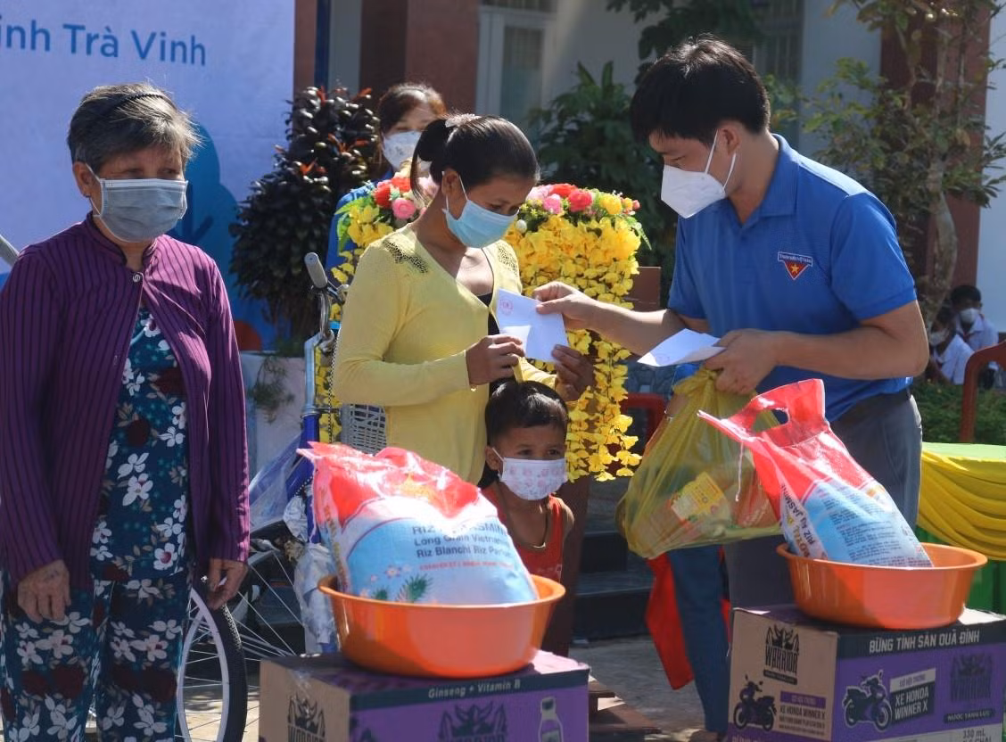 Ban tổ chức chương trình gửi tặng các phần quà cho người dân địa phương (Ảnh: CTV)