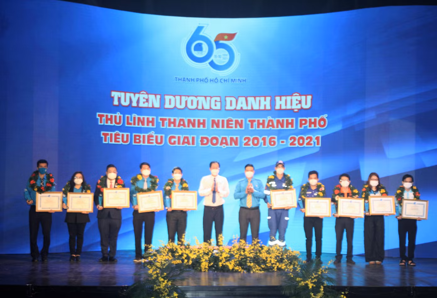 Anh Tống Hoàng Quân và các bạn trẻ được tuyên dương "Thủ lĩnh thanh niên TPHCM tiêu biểu" vào ngày 15/10 vừa qua - Ảnh: Ngô Tùng Anh Tống Hoàng Quân và các bạn trẻ được tuyên dương "Thủ lĩnh thanh niên TPHCM tiêu biểu" vào ngày 15/10 vừa qua - Ảnh: Ngô Tùng