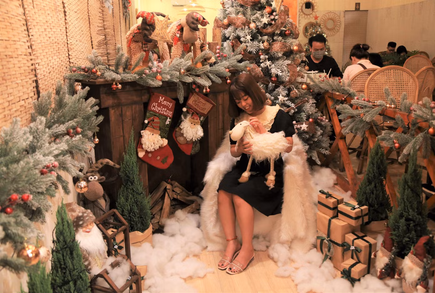 Bạn trẻ đón Noel sớm tại quán cà phê, có những bức ảnh cực "chill".