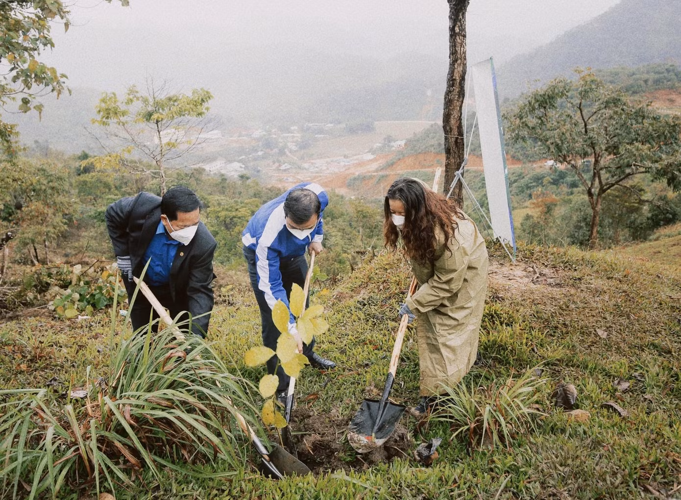 Anh Bùi Quang Huy (giữa) cùng các đại biểu tham gia trồng rừng tại huyện Tây Giang.