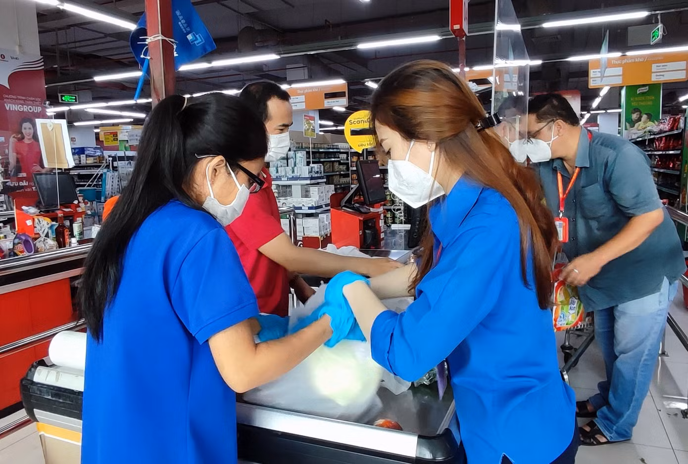 Đoàn viên thanh niên phường Hiệp Phú tham gia đóng gói, chuẩn bị đơn hàng giao đến các hộ dân trong ngày 26/8.