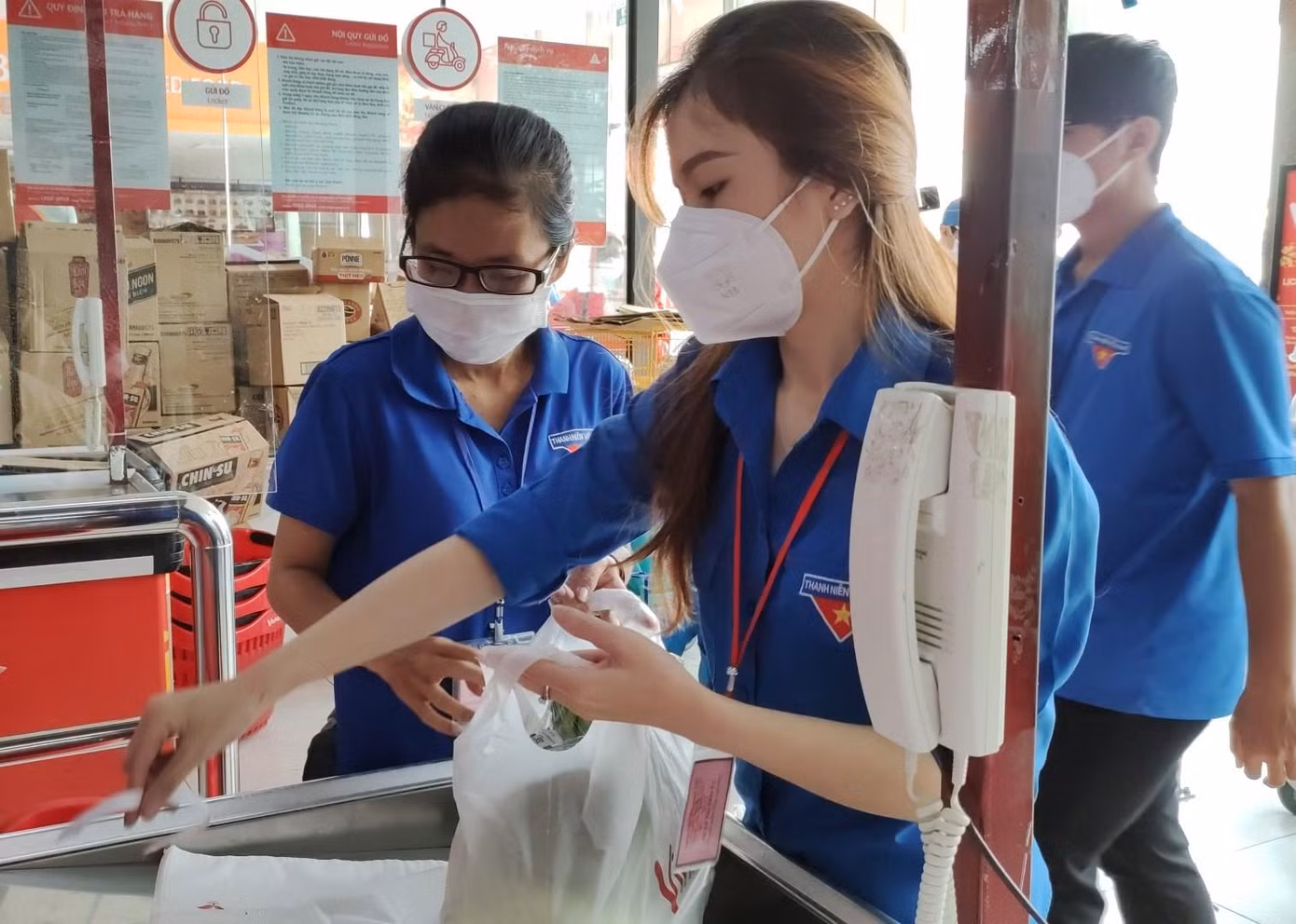 Thảo Ly cùng đồng đội chuẩn bị hàng hóa cho người dân ngay tại siêu thị.