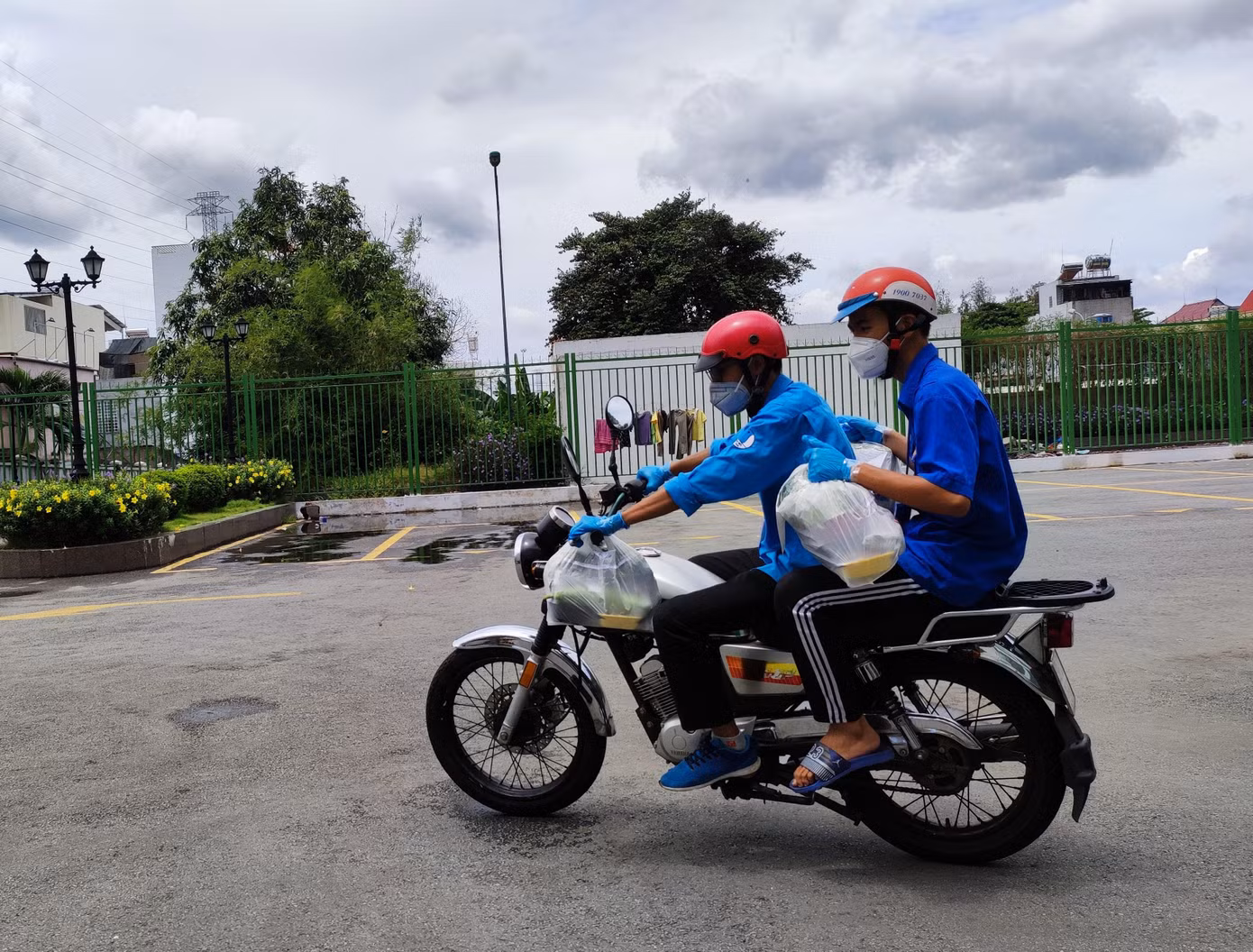 Hầu hết các bạn dùng xe máy cá nhân để vận chuyển hàng hóa cho người dân.