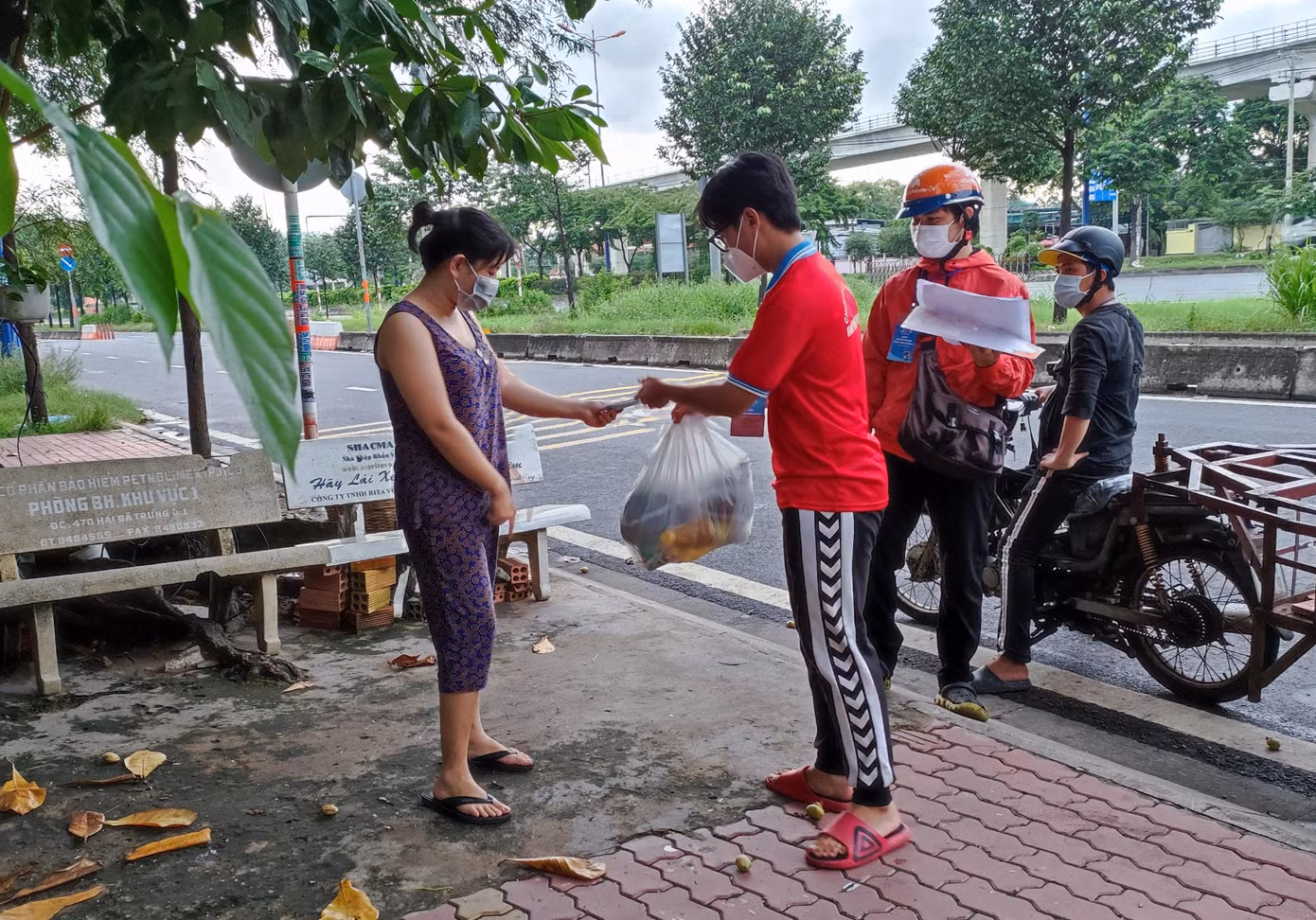 Hoàng Long giao đơn hàng đến tận nhà bà con.
