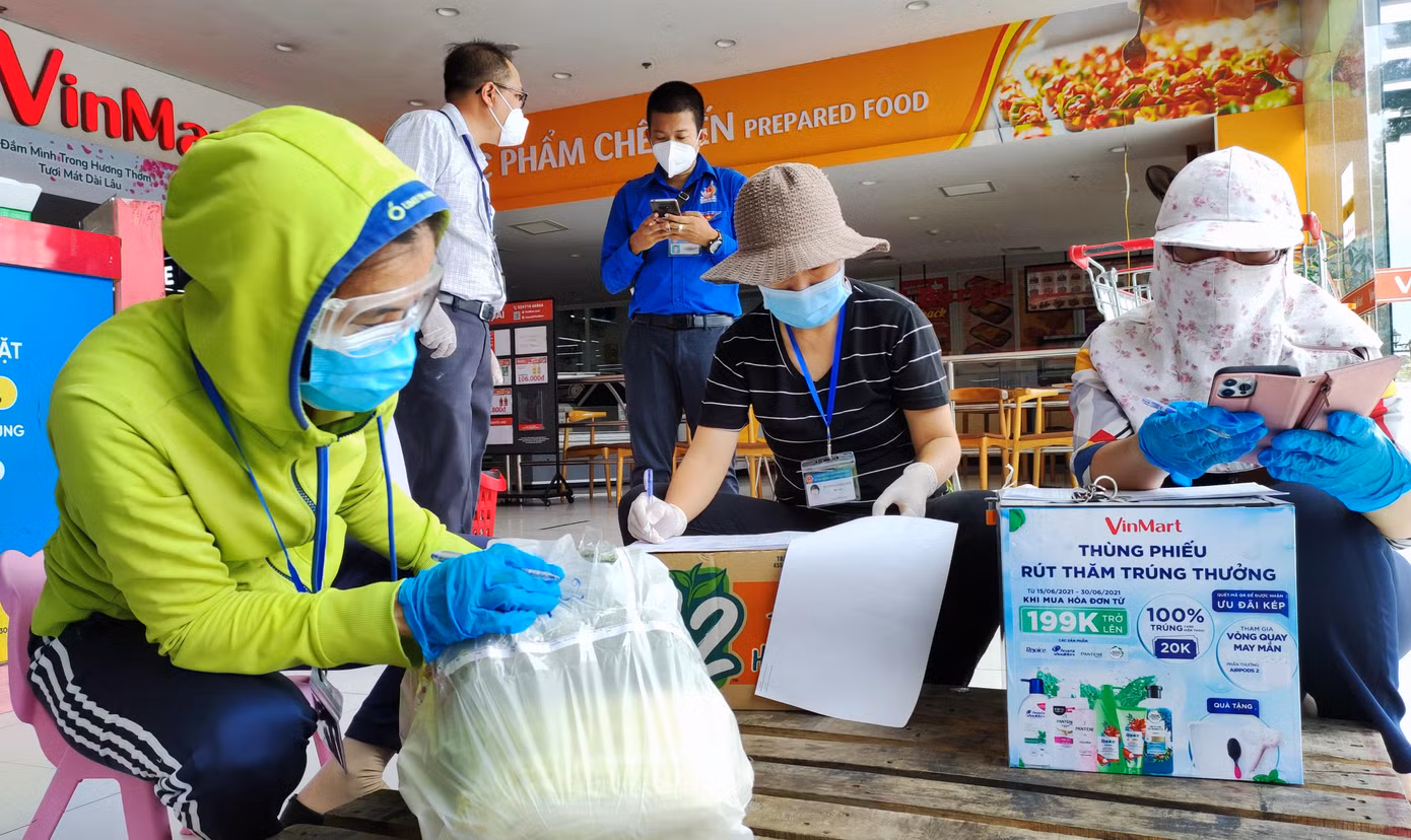 Các nữ cán bộ, công viên chức của thành phố Thủ Đức cũng dành nhiều thời gian hỗ trợ bà con.