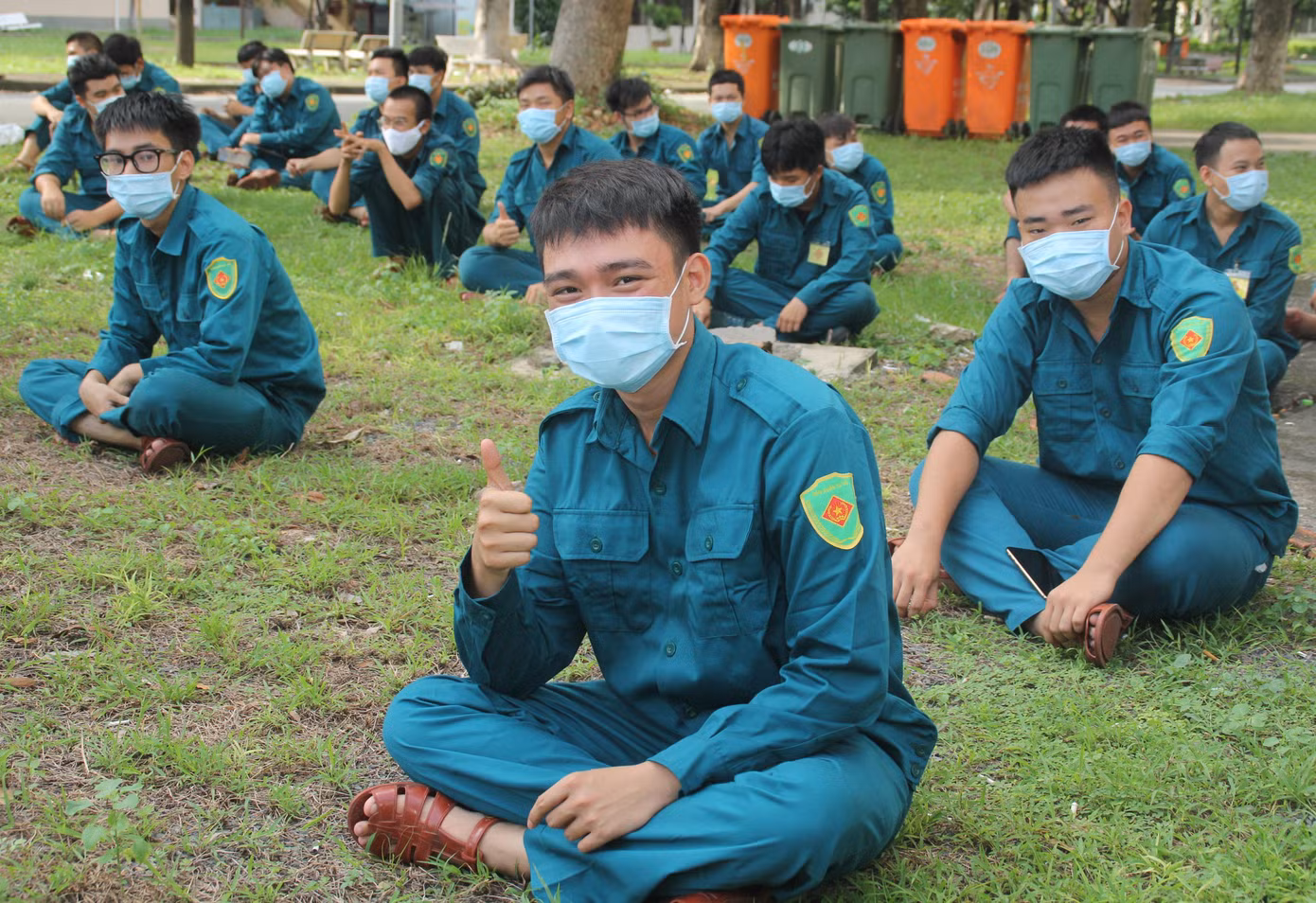 Chiến sỹ Trần Quốc Việt (dân quân tự vệ phường 14, quận 4) những ngày này cùng đồng đội tham gia hỗ trợ tiếp nhận, vận chuyển lương thực thực phẩm và hướng dẫn trong khu cách ly này. "Các anh chị nghệ sỹ đã mang đến bầu không khí vui tươi, phấn khởi tại đây. Mình thấy thật vui khi có dịp trực tiếp xem như thế này. Đây là động lực để mình cố gắng hoàn thành công việc, đóng góp công sức vào việc đẩy lùi dịch bệnh", anh Việt chia sẻ.