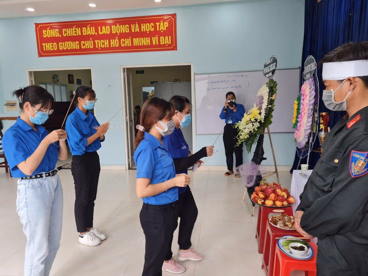 Các bạn đoàn viên thanh niên quận 12 chia sẻ nỗi đau với thiếu tá Nguyễn Văn Điền.
