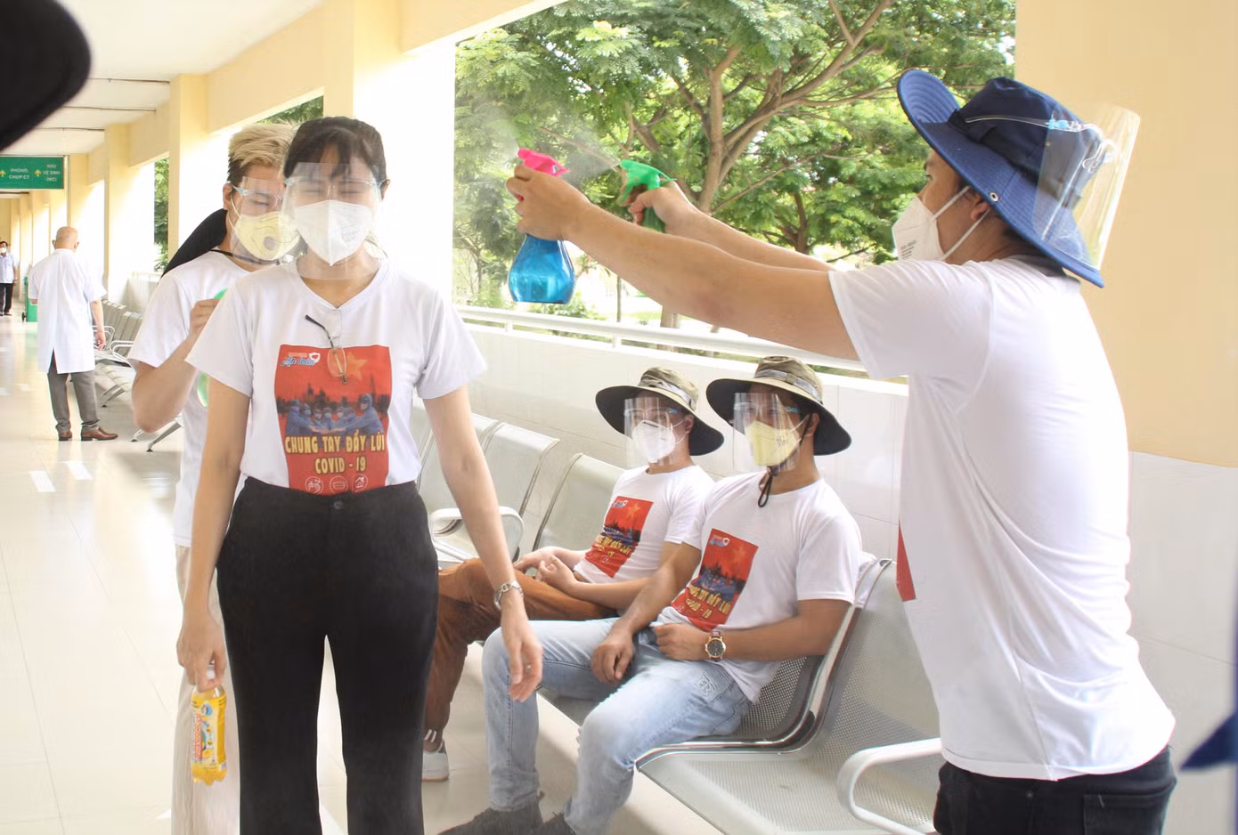 Trước khi ra về, các nghệ sỹ xịt khuẩn khử trùng để đảm bảo an toàn cho mình và cộng đồng
