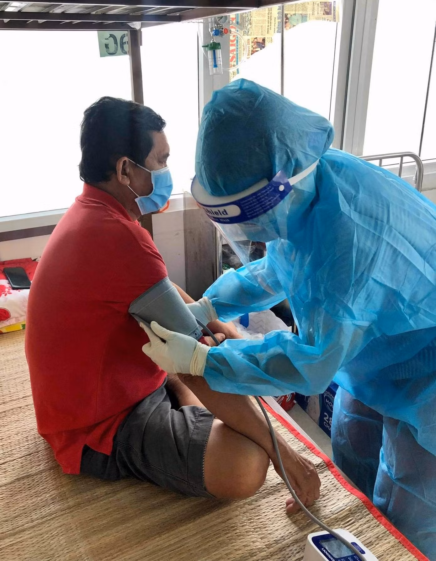 Vào mỗi buổi sáng, Phương Anh cùng các tình nguyện viên khác thực hiện kiểm tra các chỉ số sức khỏe cho bệnh nhân F0