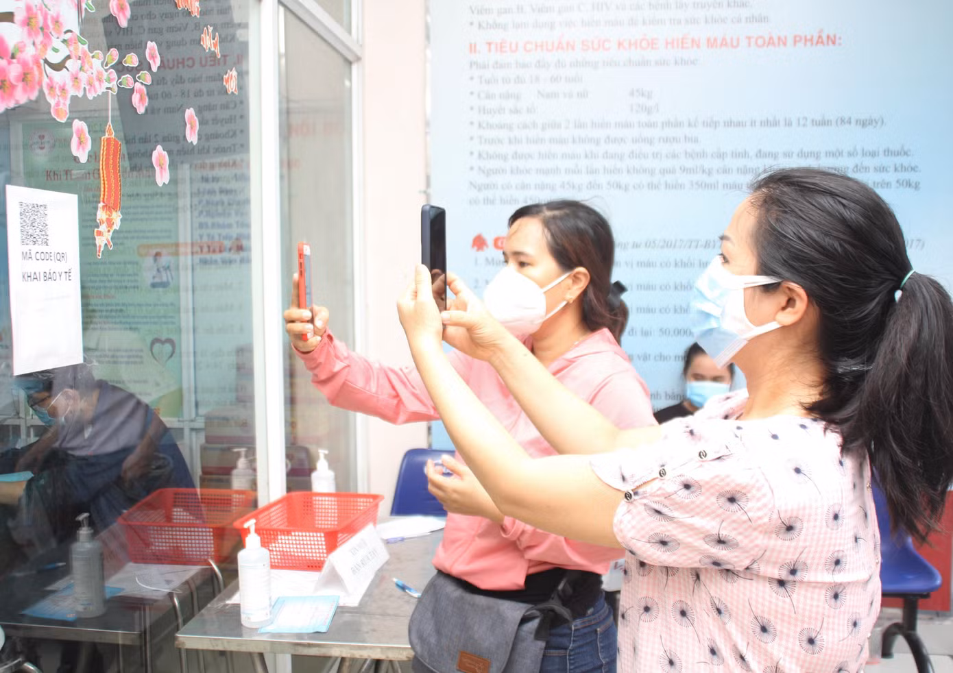Thực hiện khai báo y tế thông qua thiết bị điện thoại thông minh. Thực hiện khai báo y tế thông qua thiết bị điện thoại thông minh.