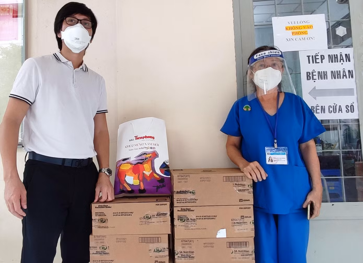 Đại diện báo Tiền Phong gửi tặng Bệnh viện Nhi đồng 2 các phần quà hỗ trợ công tác chống dịch.