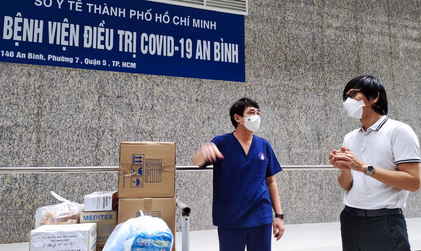 Để phục vụ lượng bệnh nhân COVID tăng cao, thời gian qua Bệnh viện điều trị COVID-19 An Bình đã phải kê thêm giường bệnh lên con số ngoài 600 giường, trong khi chỉ tiêu cho phép khoảng 500 giường.