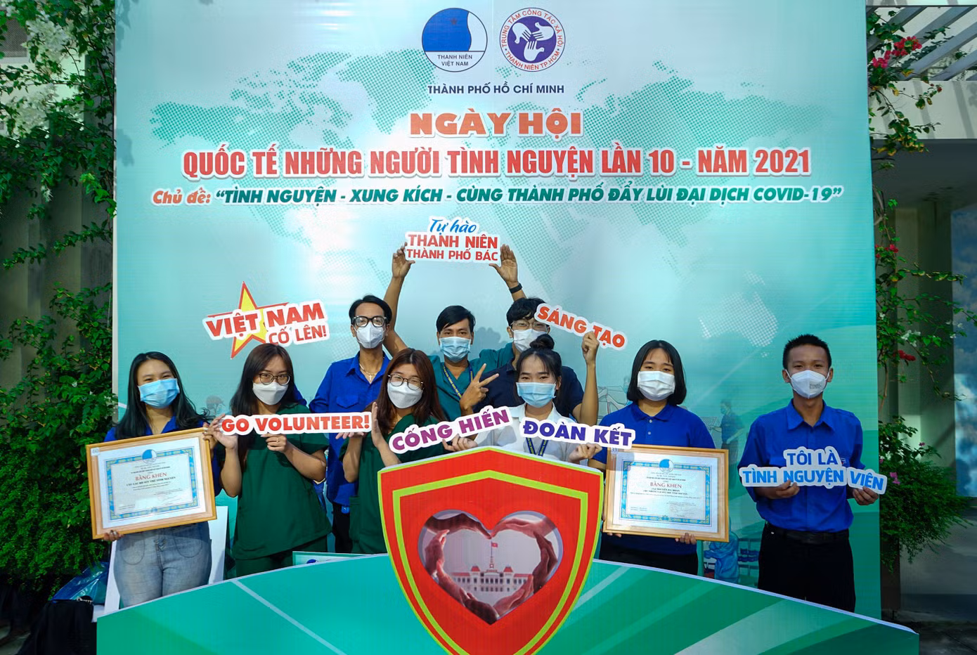 Các tình nguyện viên phòng chống dịch COVID-19 "check-in" kỷ niệm tại ngày hội.