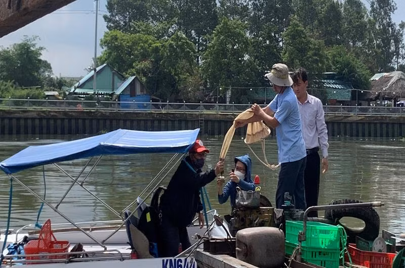Cán bộ Chi cục Thủy sản tỉnh Đồng Nai đo mẫu nước trong bè nuôi cá tại phường Hiệp Hòa, TP Biên Hòa, tỉnh Đồng Nai.