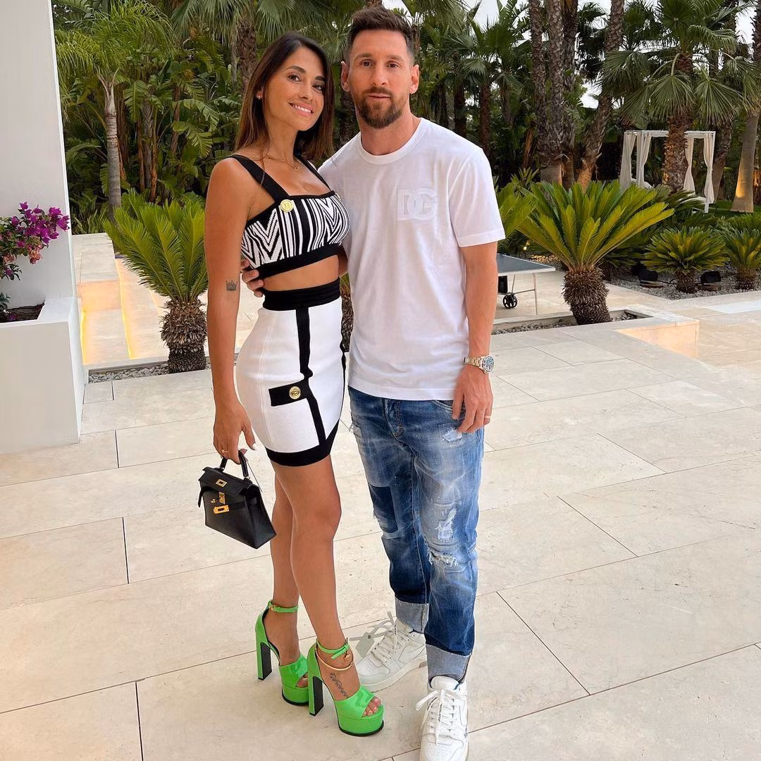 Là vợ của cầu thủ hàng đầu thế giới, Roccuzzo và các con thường xuyên theo chân Messi đi khắp nơi. Hiện tại, cô cùng các con ở Qatar để cổ vũ cho Messi và tuyển Argentina. Ảnh: IG.