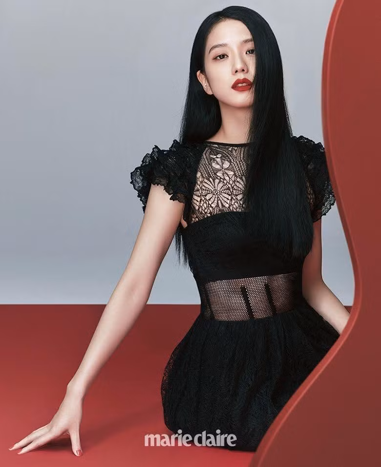 10. Jisoo (BlackPink): Jisoo chốt Top 10 với hơn 27.000 bình chọn. Jisoo (Kim Jisoo) sinh năm 1995 tại Gunpo, Hàn Quốc. Cô là chị cả, đảm nhận vị trí visual của BlackPink. Người đẹp cũng lấn sân diễn xuất thành công với Snowdrop năm 2021.