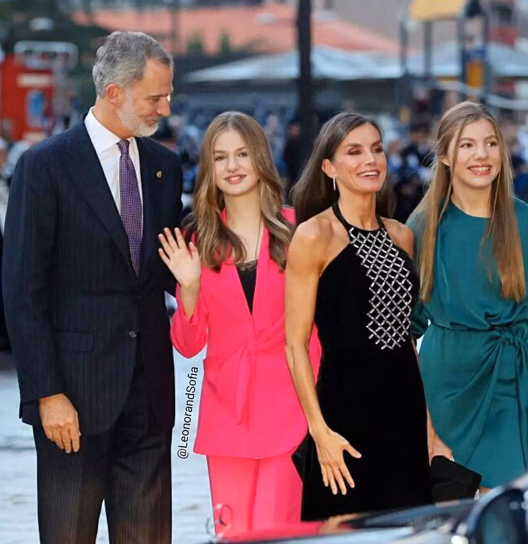 Công chúa Leonor sinh ngày 31/10/2005. Cô là con trưởng của Vua Felipe VI và Vương hậu Letizia. Cô hiện tại đứng đầu trong danh sách kế vị ngai vàng của Hoàng gia Tây Ban Nha. Kể từ năm 2014, cô giữ tước vị Nữ Thân vương xứ Asturias, theo truyền thống dành cho người kế vị tương lai. Nếu thuận lợi, Leonor trở thành nữ quân chủ thứ hai của Tây Ban Nha sau Nữ hoàng Isabel II (trị vì 1833 – 1868). Ảnh: IG.