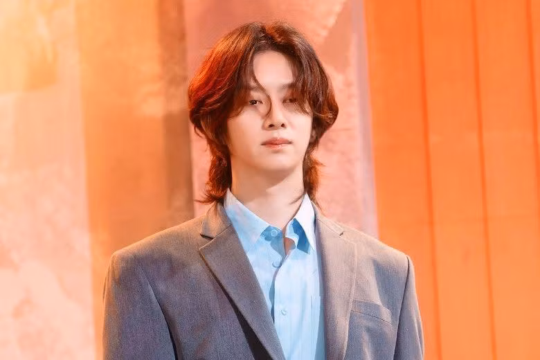 9. Heechul (Super Junior): Heechul là thành viên duy nhất của Super Junior lọt vào top 20. Anh nhận được hơn 31.000 bình chọn, giữ hạng 9. Heechul (Kim Heechul) sinh năm 1983 tại Hoengseong, Hàn Quốc. Anh là thành viên nhóm nhạc nam Super Junior đình đám một thời. Hiện tại, anh hoạt động chủ yếu ở lĩnh vực truyền hình, đảm nhận vai trò MC, ngôi sao tạp kỹ. Anh được yêu mến với tính cách hài hước và gương mặt "búng ra sữa".