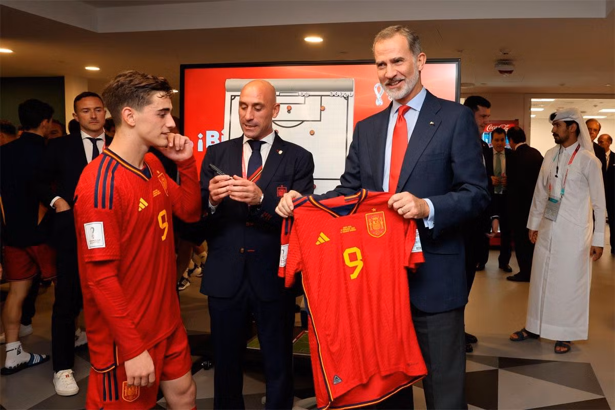 Câu chuyện bắt đầu khi cha của Leonor, Vua Felipe VI của Tây Ban Nha, đến thăm cầu thủ đội tuyển quốc gia Tây Ban Nha trong phòng thay đồ vào ngày 23/11 sau chiến thắng trước Costa Rica tại World Cup 2022. Tại đây, Gavi đưa cho Vua Felipe VI chiếc áo số 9 kèm chữ ký của anh. Đáng nói, người được tặng là con gái đầu lòng của vị quân chủ Tây Ban Nha. Ảnh: CasaReal.