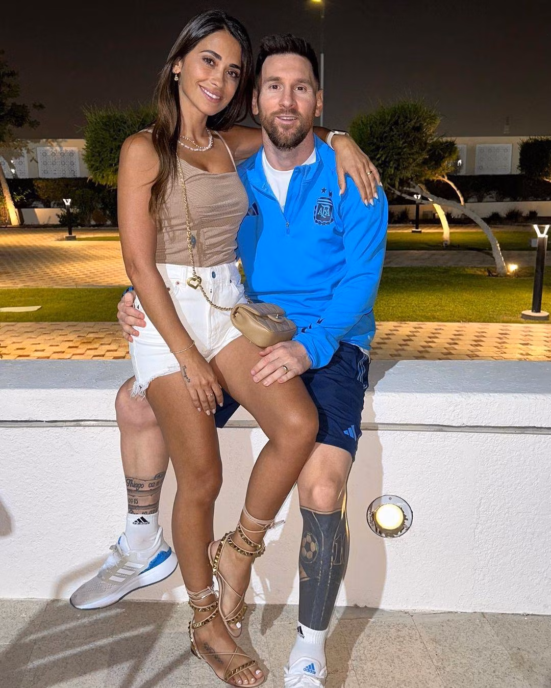 Ngày 5/12, Antonella Roccuzzo đăng lên Instagram ảnh chụp cùng chồng, danh thủ người Arghentina Lionel Messi, và ba con trai Thiago, Mateo và Ciro. Bài đăng hút hơn 260.000 lượt "Thích" chỉ sau chưa đầy 30 phút, cho thấy sự quan tâm lớn của cộng đồng mạng đối với một trong những gia đình kiểu mẫu bóng đá thế giới. Ảnh: IG.
