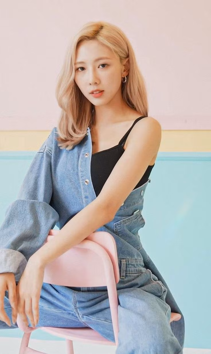 1. Yoohyeon (Dreamcatcher): Yoohyeon nhận danh hiệu “Thần tượng Kpop nổi tiếng nhất năm 2022” với hơn 1,49 triệu bình chọn. Yoohyeon, tên đầy đủ là Kim Yoohyeon, sinh năm 1997 tại Hàn Quốc. Cô giữ vị trí hát dẫn (Lead Vocalist) trong nhóm nhạc nữ Dreamcatcher.