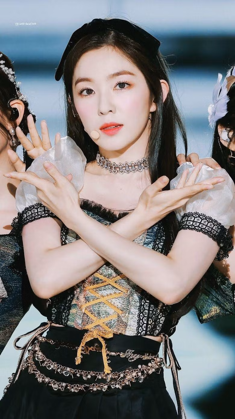 5. Irene (Red Velvet): Irene giữ hạng 5 với hơn 92.000 bình chọn. Irene, tên thật là Bae Joo Hyun, sinh năm 1991 tại Daegu, Hàn Quốc. Cô là trưởng nhóm, rapper chính, vũ công chính, hát phụ, visual (hình ảnh) và center (trung tâm) của Red Velvet. Cô luôn đạt vị trí cao trong các bảng xếp hạng nhan sắc của K-Pop nhờ ngoại hình xinh đẹp, kiêu kỳ.