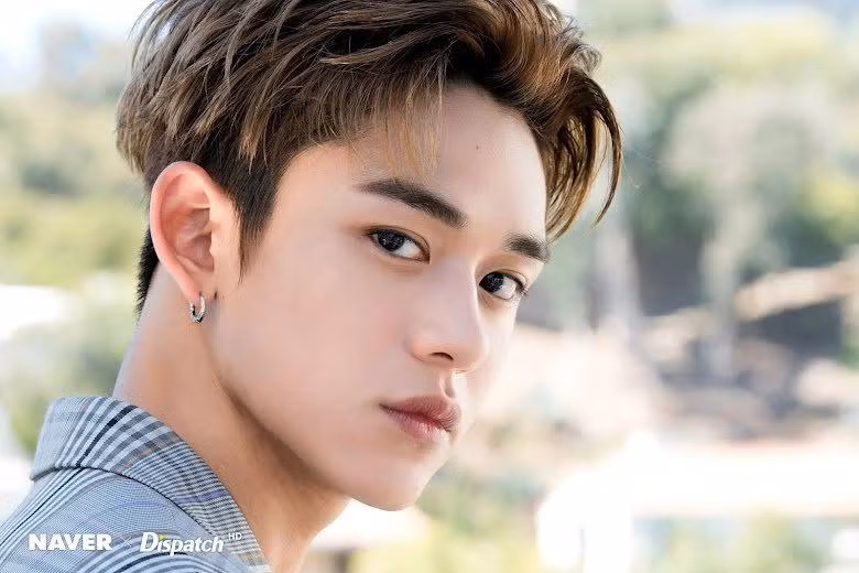 4. Lucas (NCT): Lucas nhận được hơn 323.000 bình chọn, giữ hạng 4. Lucas, tên thật là Hoàng Húc Hi, sinh năm 1999 tại Hong Kong, Trung Quốc. Lucas là thành viên nhóm nhạc nam NCT của SM Entertainment. Tuy nhiên, idol Gen Z này tạm ngừng hoạt động từ tháng 8/2021 vì bị bóc phốt "tra nam", lăng nhăng, "đào mỏ" fan.