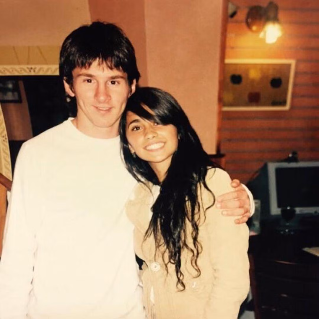 Messi và Roccuzzo gặp nhau lần đầu năm 1996 tại nhà một người bạn. Khi đó, cầu thủ 8X mới 9 tuổi nhưng đã phải lòng cô bé kém anh một tuổi. Hai người chơi cùng nhau được vài năm thì chia xa vì Messi phải sang Tây Ban Nha tập luyện sau khi ký hợp đồng với CLB Barcelona năm 11 tuổi. Năm 2005, họ nối lại tình xưa. Năm 2009, cặp đôi chính thức công khai mối quan hệ. Roccuzzo quyết định chuyển đến Tây Ban Nha làm việc để gần người yêu hơn. Ảnh: IG.