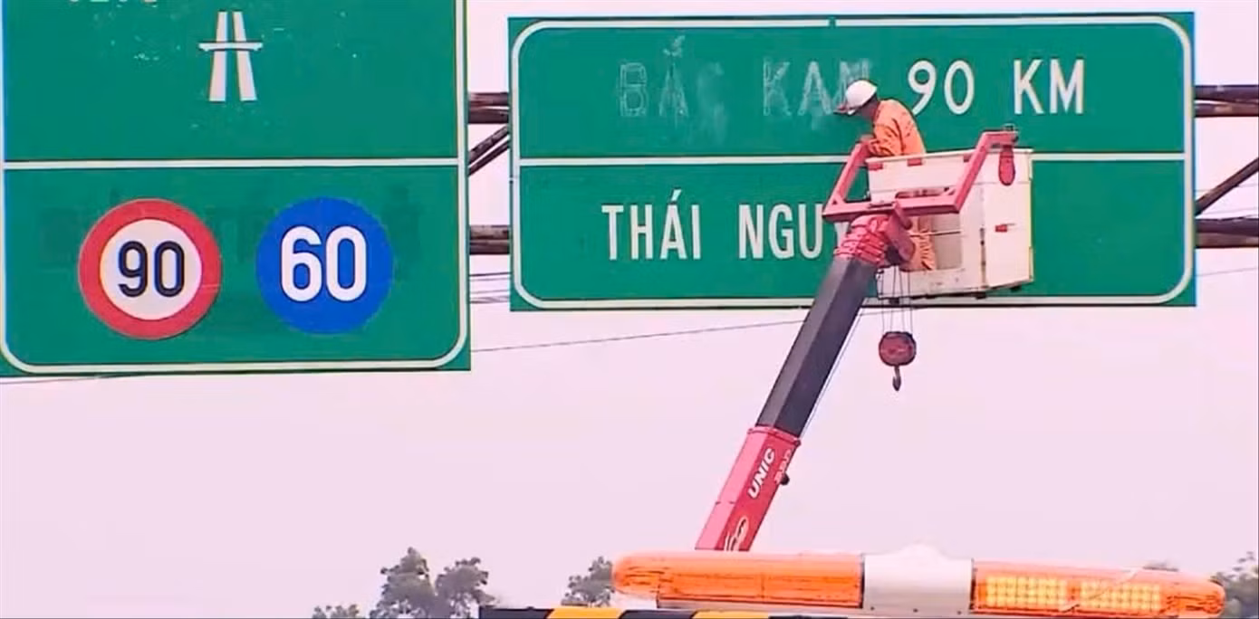 Một biển chỉ dẫn đang được sửa chữa để phù hợp với địa giới hành chính mới, sau khi hai tỉnh Bắc Kạn và Thái Nguyên sáp nhập thành tỉnh Thái Nguyên