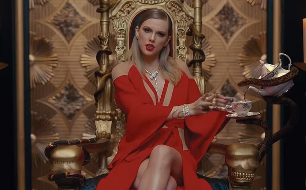 Nữ hoàng nhạc pop Taylor Swift đeo vòng cổ và lắc tay hình rắn. Ảnh: Her World