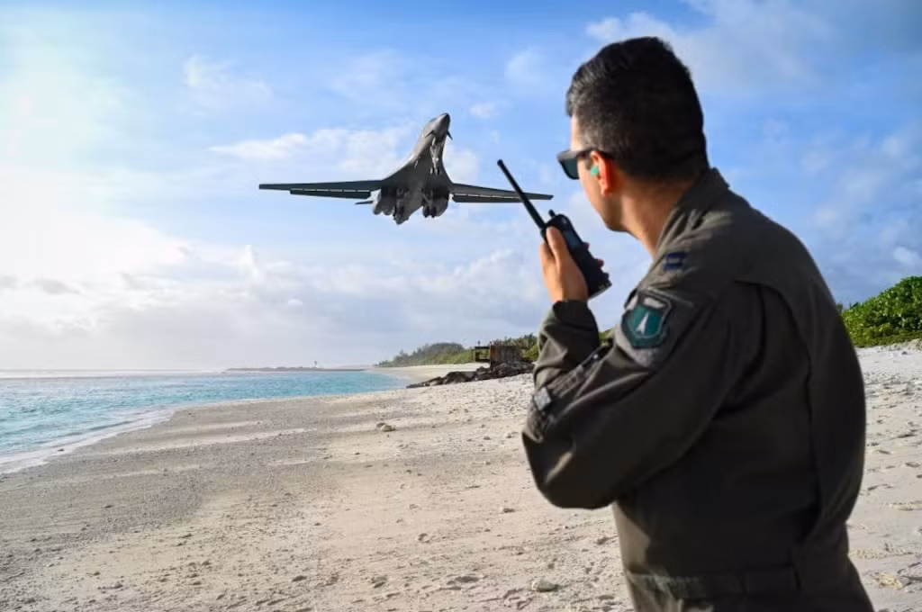 Quân nhân Mỹ theo dõi máy bay ném bom hạng nặng B-1B Lancer hạ cánh xuống căn cứ quân sự Diego Garcia, Quần đảo Chagos. Ảnh: US Air Force