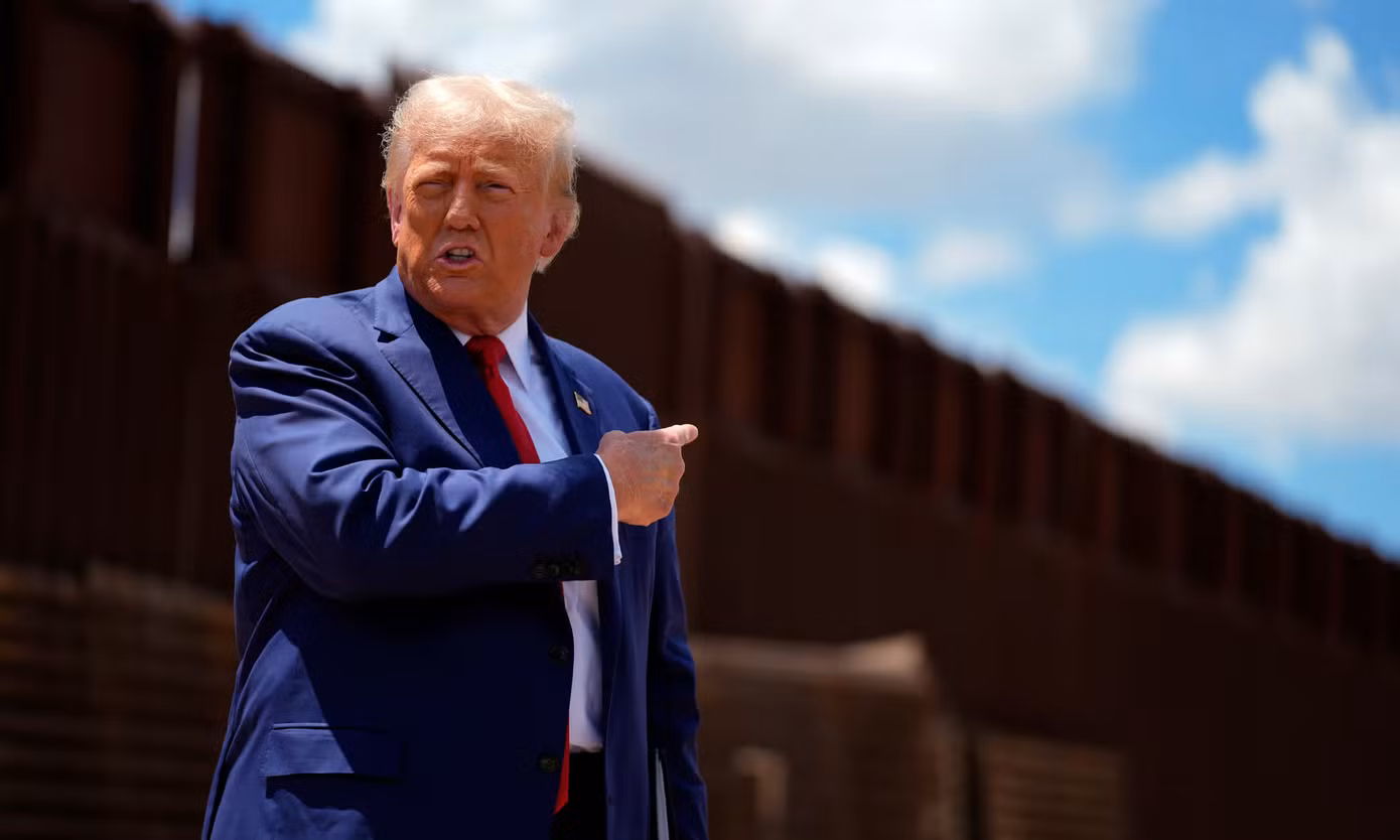 Donald Trump tại biên giới Mỹ - Mexico ở bang Arizona vào tháng 8 năm ngoái.