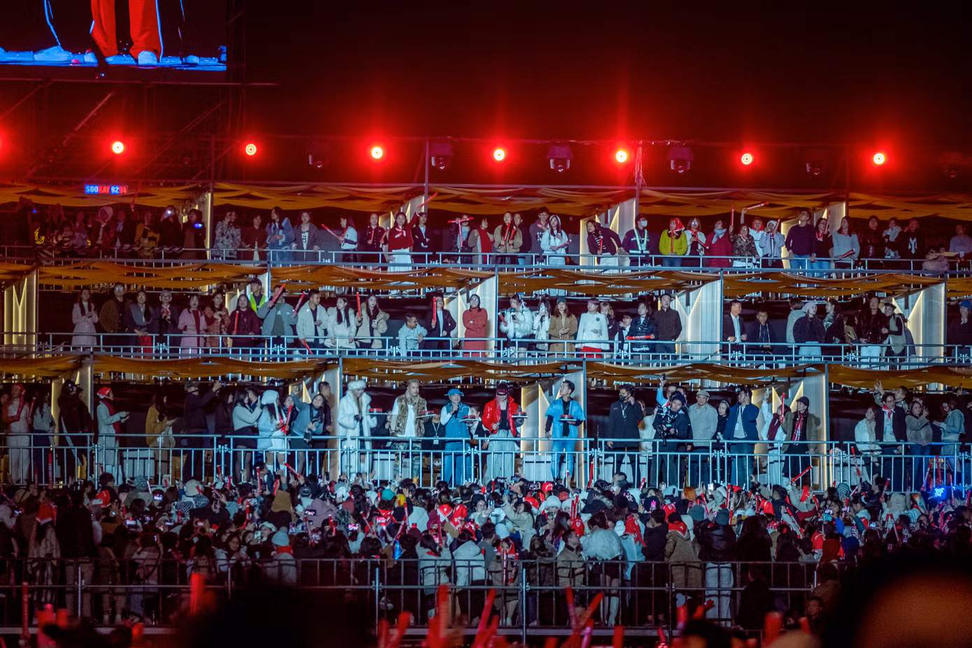 Khán giả khu X-VIP: phòng 10 người giá 80 triệu đồng - đẳng cấp đu concert với ghế bành, thức ăn ngon…. Ảnh: BTC