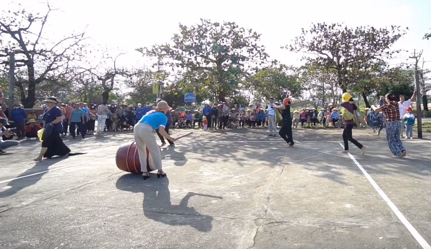 Trò chơi chạy hóa trang là một trong những điểm nhấn của ngày hội xuân Trò chơi chạy hóa trang là một trong những điểm nhấn của ngày hội xuân
