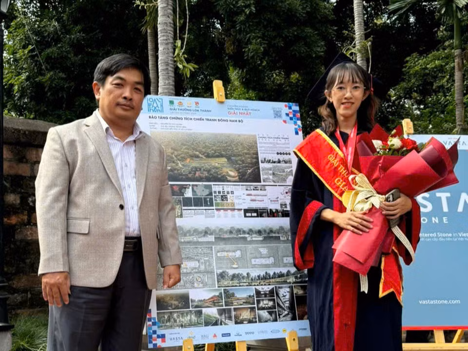 Nữ sinh Nguyễn Thị Thúy Quỳnh (bên phải ảnh) đoạt giải Nhất Giải thưởng Loa Thành năm 2024.