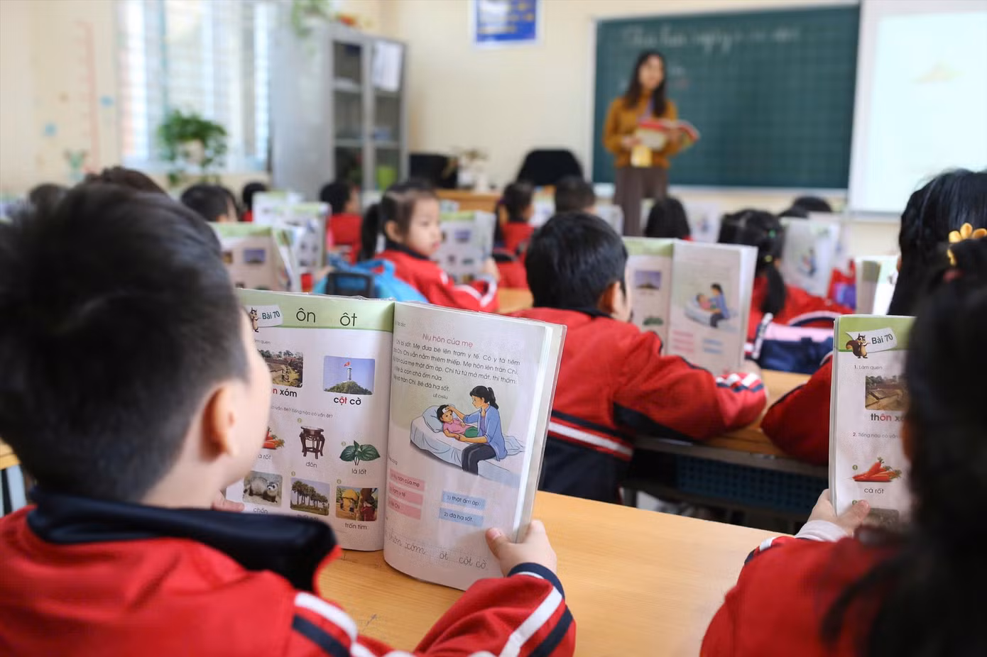 Năm học 2025 – 2026, học sinh các cấp vẫn học SGK chưa chỉnh sửa. Ảnh: NHƯ Ý