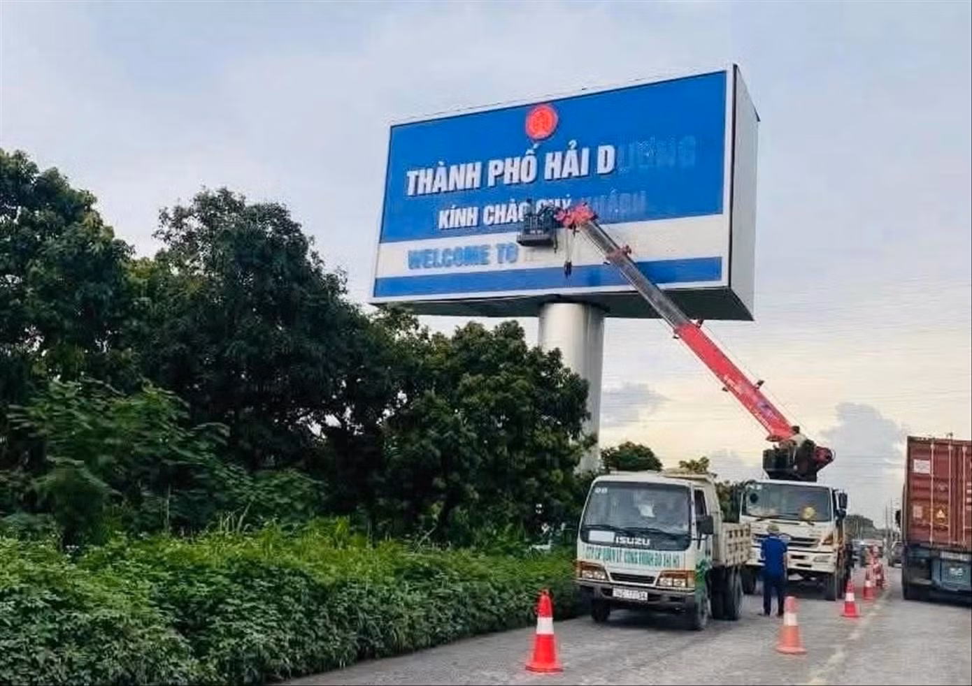 Biển báo ghi tên thành phố Hải Dương được tháo dỡ trước ngày sáp nhập với Hải Phòng.