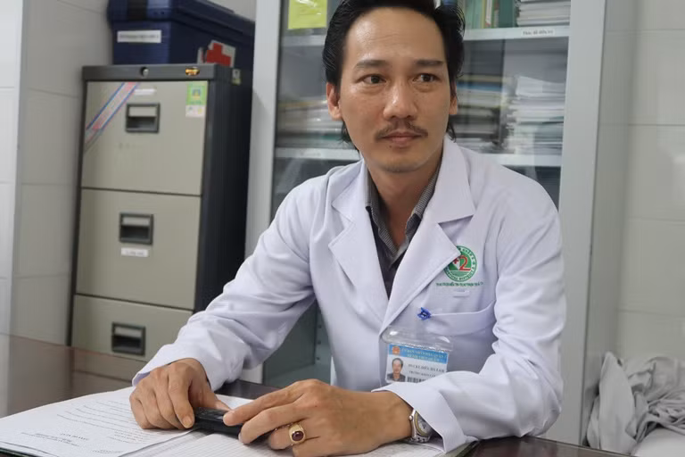 Đang uống cà phê, người đàn ông bỗng ngưng tim, ngưng thở ảnh 1