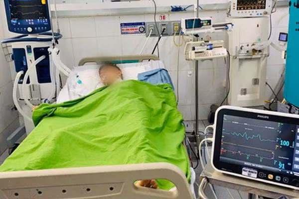 Người bệnh nam, 14 tuổi, ở Quang Húc – Tam Nông – Phú Thọ được chuyển từ Trung Tâm Y tế Tam Nông xuống Bệnh viện Đa khoa tỉnh Phú Thọ trong tình trạng trụy mạch, tụt huyết áp, đau vùng hố thận bên trái. Người bệnh được thăm khám và chụp cắt lớp vi tính kiểm tra cho thấy chấn thương ổ bụng, giập nát toàn bộ thận trái. Ngay lập tức người bệnh được hội chẩn Khoa Ngoại thận – tiết niệu và được chỉ định phẫu thuật cấp cứu cắt thận trái, cầm máu kịp thời. Ảnh: Bệnh viện cung cấp
