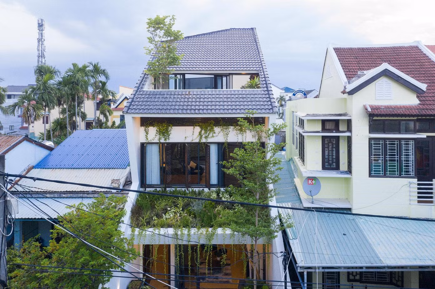 Ngôi nhà 75m2 này nằm sâu trong một con hẻm nhỏ của phố cổ Hội An (Quảng Nam), là Di sản Thế giới do đó các kiến trúc sư buộc phải tuân thủ các quy định nghiêm ngặt của UBND TP Hội An về quy hoạch, kiến trúc, mật độ xây dựng.