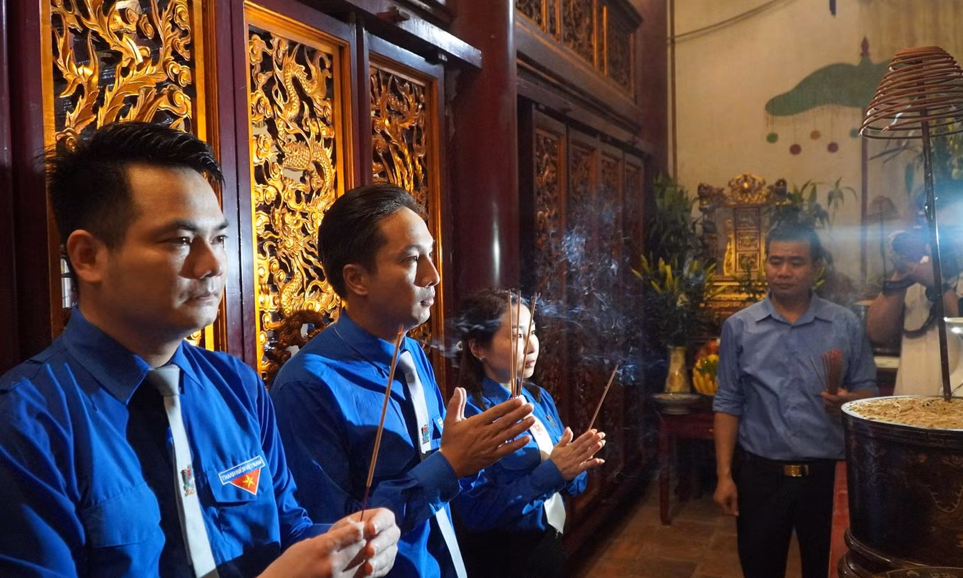 Trưởng đoàn đại biểu báo công dâng hương kính cáo