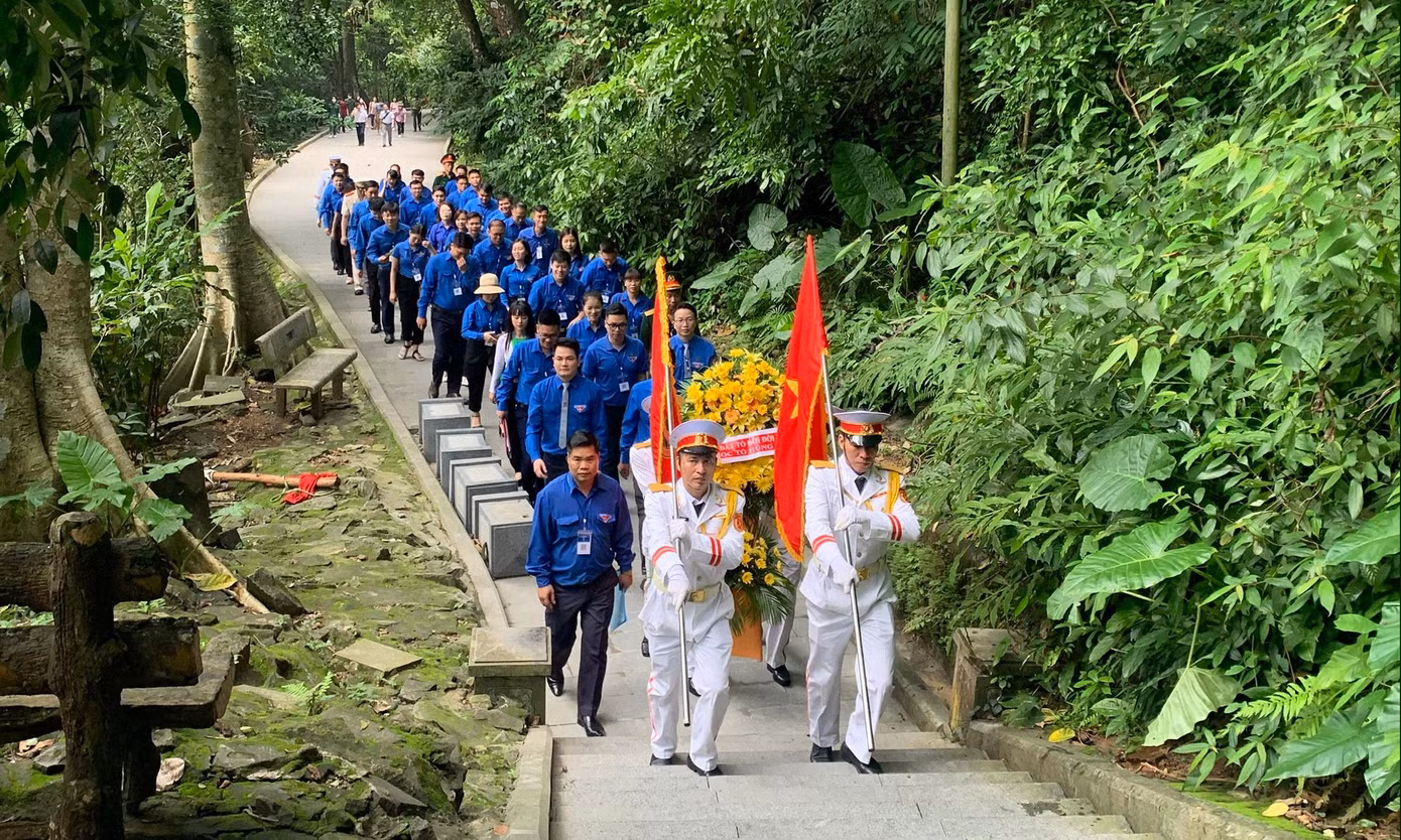 Đoàn đại biểu dâng hương, dâng hoa báo công các Vua Hùng. Ảnh: TĐPT
