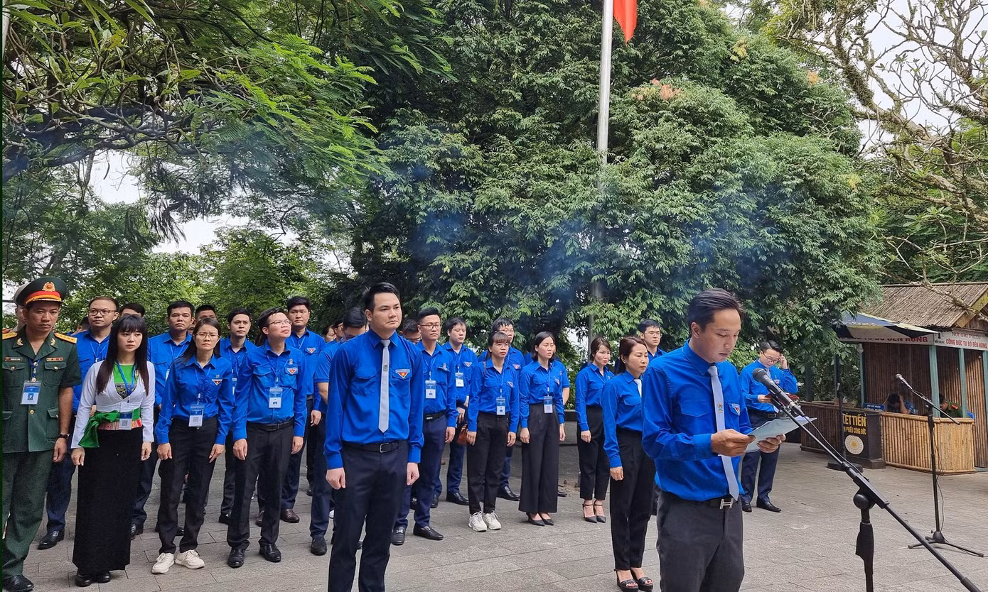 Anh Bùi Đức Giang báo công với các Vua Hùng tại buổi lễ. Ảnh: TĐPT