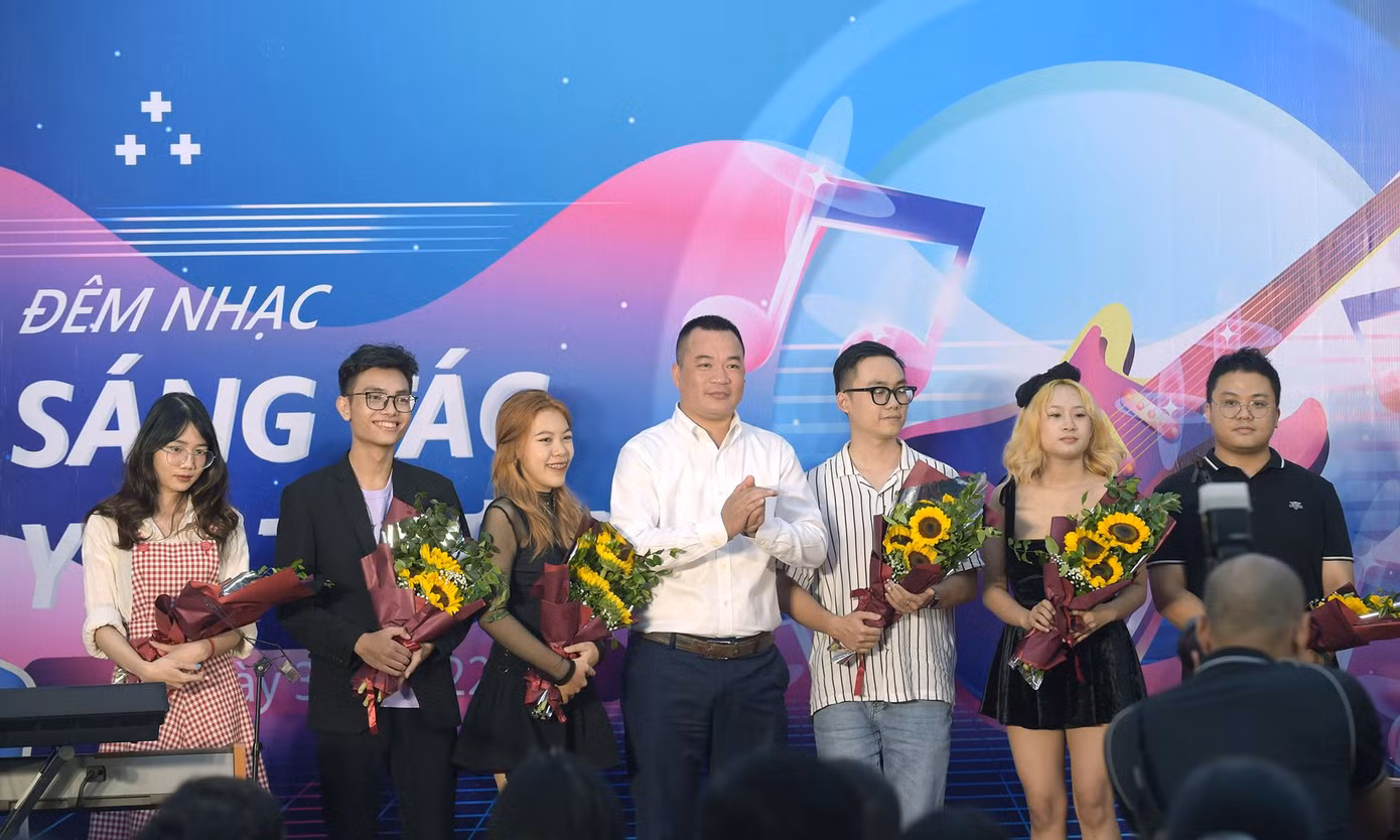 Đêm chung kết công diễn và trao giải cuộc thi Sáng tác cho yêu thương năm 2022 với chủ đề yêu thương, chăm sóc, lan tỏa yêu thương và bảo vệ phụ nữ vừa diễn ra tại Hà Nội. (Trong ảnh, đại diện Ban Tổ chức tặng hoa các thí sinh lọt vào vòng chung kết). Ảnh: Xuân Tùng