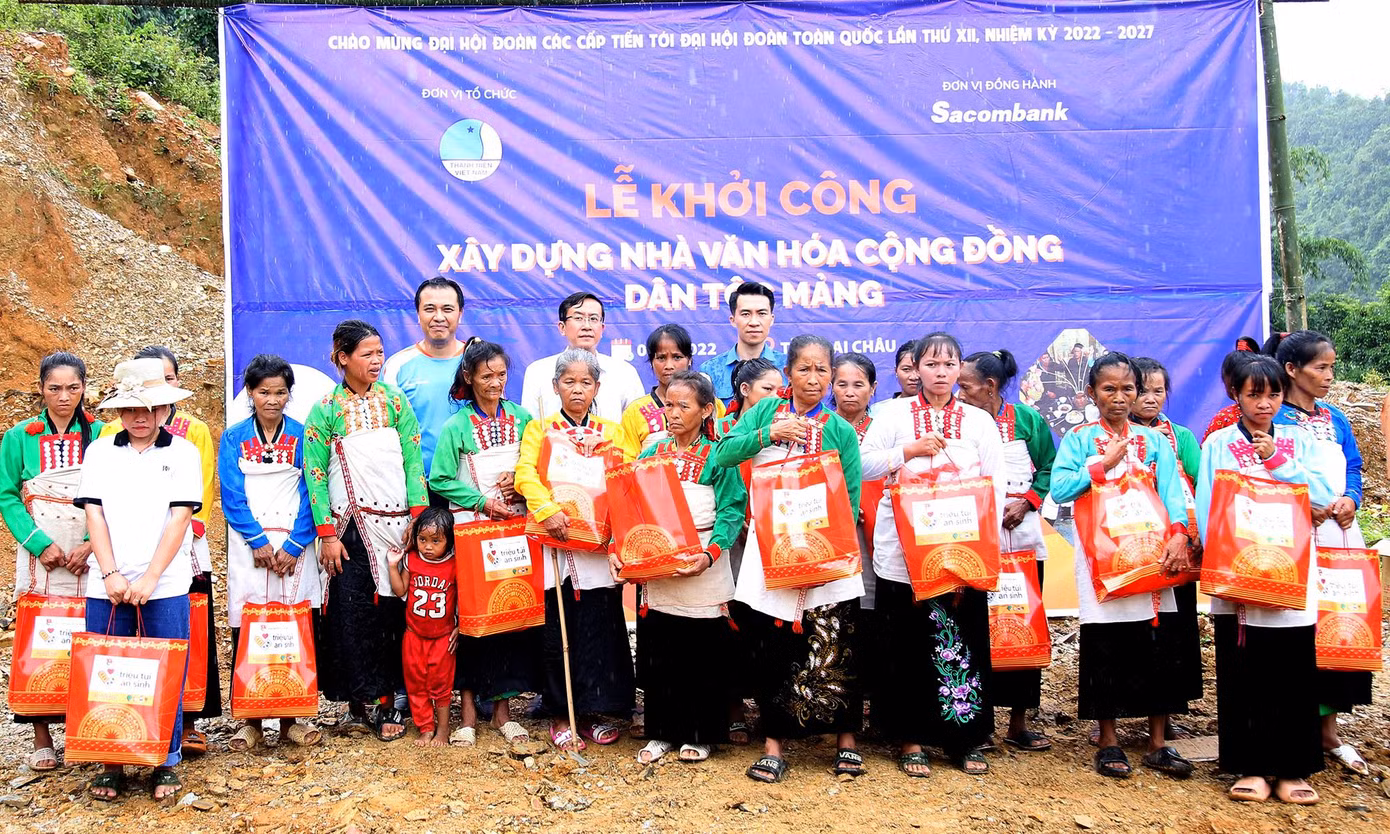 Nhiều phần quà được trao tặng đồng bào dân tộc Mảng. Ảnh: Lâm Đăng Hải