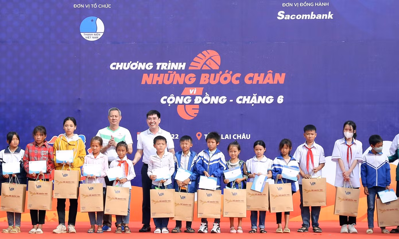 Nhiều phần quà được trao tặng các em học sinh.
