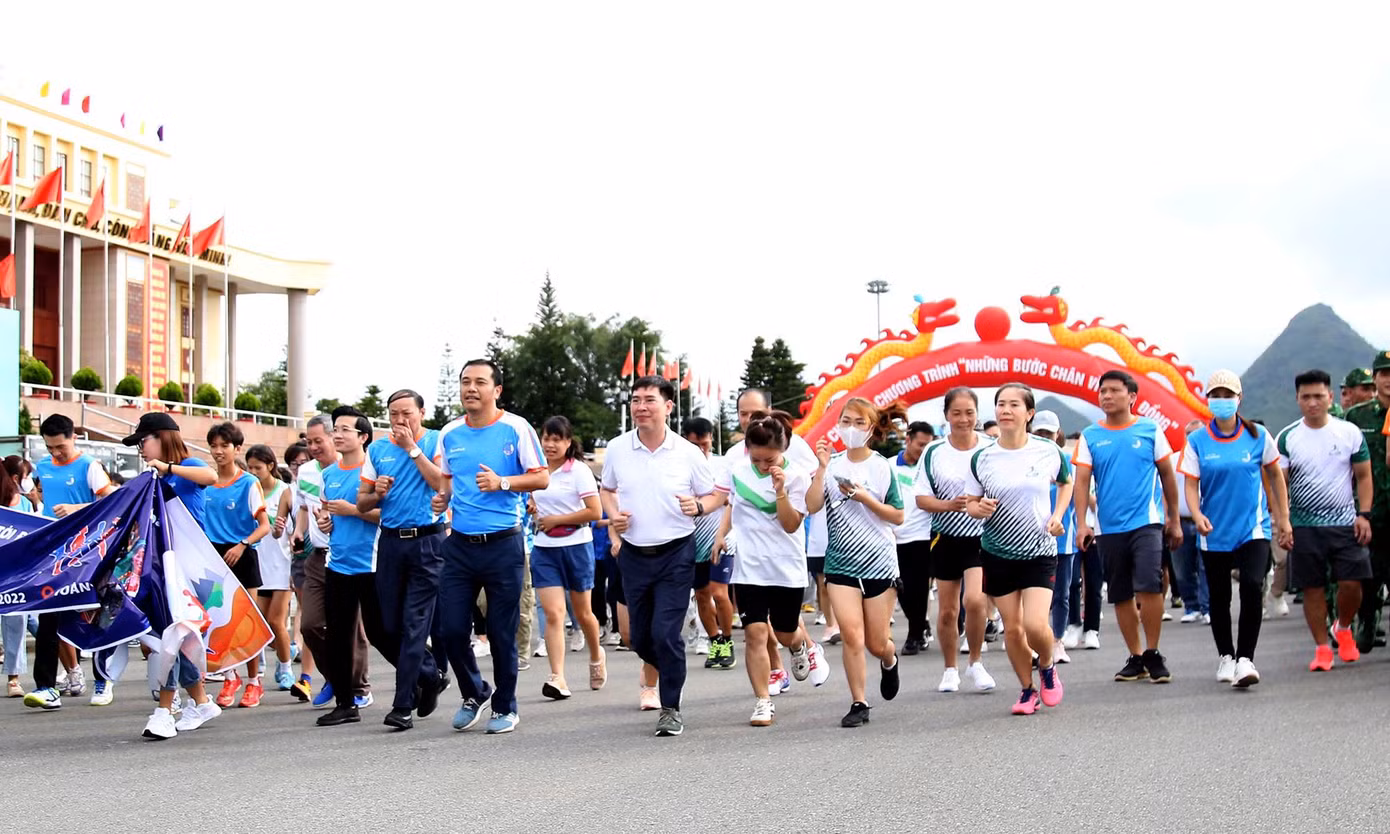 Các đại biểu và đoàn viên, thanh niên hưởng ứng chương trình sau lễ phát động. Ảnh: Lâm Đăng Hải.