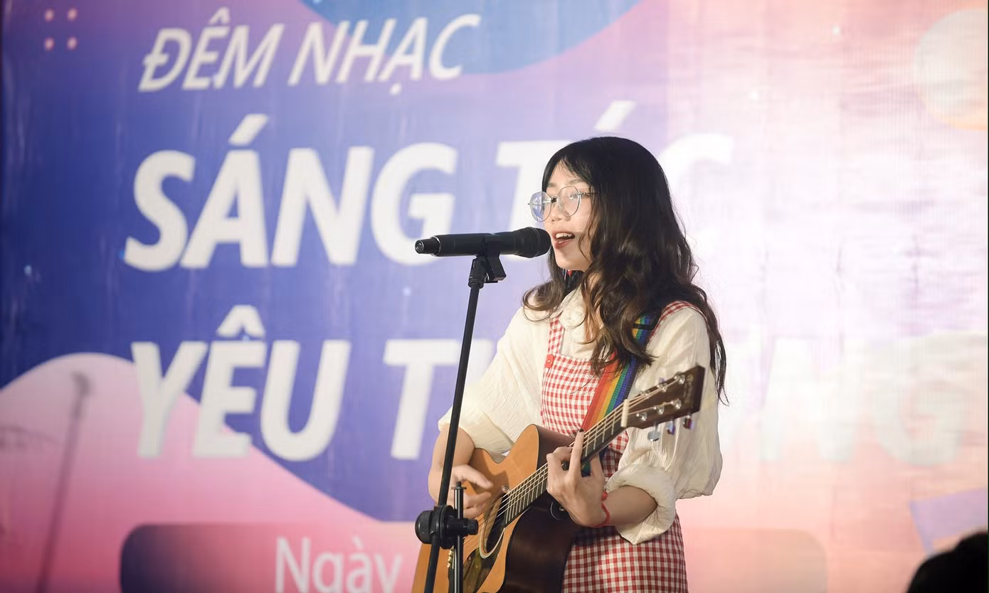 Nhạc sĩ Nguyễn Lê Tâm - thành viên Ban giám khảo đánh giá các thí sinh có sự sáng tạo về ca từ, giai điệu và xử lý tốt việc hòa âm. Đồng thời, các thí sinh đã thể hiện được những góc nhìn trẻ trung trong việc thể hiện chủ đề tình yêu, phụ nữ. (Trong ảnh, thí sinh Yết Yết tự trình diễn các khúc do cô bạn sáng tác).